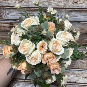 Buchet de mireasă etern cu broșă de mire - în alb-piersică sau alb-roz - accesorii nuntă - buchet mireasă  - Artynos.ro