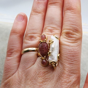 Inel auriu, reglabil, perlă naturală baroc și cuart cherry - bijuterii - inele - inele cu perle - Artynos.ro