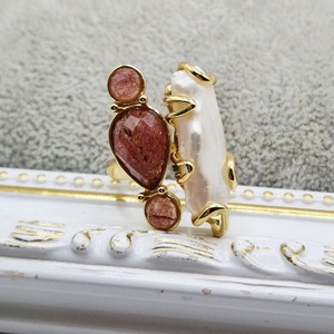 Inel auriu, reglabil, perlă naturală baroc și cuart cherry - bijuterii - inele - inele cu perle - Artynos.ro