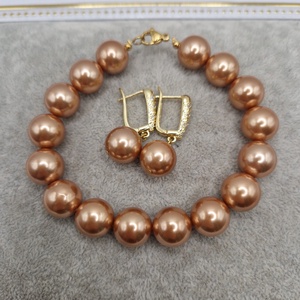 Set Perle tip Mallorca coniac, Bijuterii, Seturi de bijuterii, Confectionarea bijuteriilor, Set realizat din Perle tip Mallorca in culoarea coniacului, de mari dimensiuni, alcatuit din bratar..., ARTYNOS