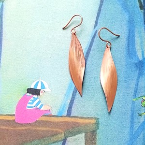 Cercei cu litere din cupru - bijuterii - cercei lungi - Artynos.ro Cercei cu litere din cupru - bijuterii - cercei lungi - Artynos.ro