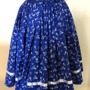 Fustă pentru adulți în albastru dansator popular, Îmbrăcăminte și modă, Haine damă, Fustă damă, , 

Fustă de dans popular realizată la comandă.
Fabricată din pânză vopsită în albastru, lungă de 4,2..., ARTYNOS