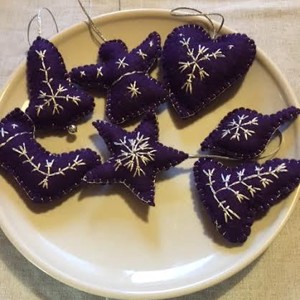 Colecție de ornamente pentru pomul de Crăciun din pâslă, mov-argintiu -  - Artynos.ro