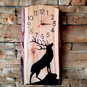 Ceas de perete din lemn cu cerb stand pe un deal  - Artynos.ro