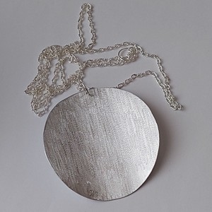 Pandantiv circular minimalist pe lanț lung -  - Artynos.ro Pandantiv circular minimalist pe lanț lung -  - Artynos.ro