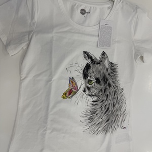 Tricou pictat manual pisică cu fluture , Îmbrăcăminte și modă, Haine damă, Tricou și top de damă, Pictură, ARTYNOS