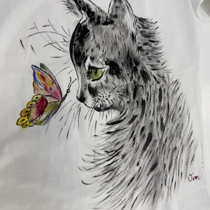 Tricou pictat manual pisică cu fluture  - îmbrăcăminte și modă - haine damă - tricou și top de damă - Artynos.ro