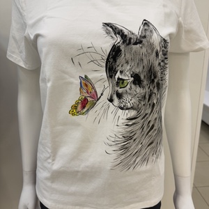 Tricou pictat manual pisică cu fluture  - îmbrăcăminte și modă - haine damă - tricou și top de damă - Artynos.ro