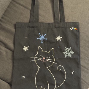 Plăsuță tote neagră brodată manual Pisică și fulgi de zăpadă - geantă și husă - geantă pentru cumpărături - geantă shopper, geantă tote, geantă textilă - Artynos.ro