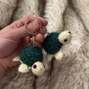 Set 2 brelocuri - broscuțe țestoase croșetate - geantă și husă - accesorii genți - breloc - Artynos.ro