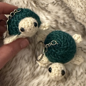 Set 2 brelocuri - broscuțe țestoase croșetate - geantă și husă - accesorii genți - breloc - Artynos.ro