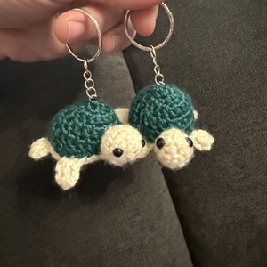 Set 2 brelocuri - broscuțe țestoase croșetate - geantă și husă - accesorii genți - breloc - Artynos.ro