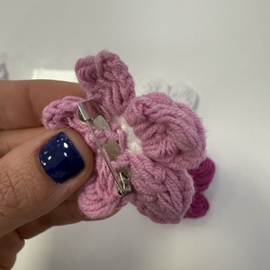 Set 3 flori accesoriu croșetate - bijuterii - broșă, insigne - agrafe haine și pantofi - Artynos.ro
