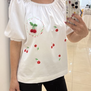 Bluză pictată manual cu cireșe si accesoriu cireașă croșetat - Artynos.ro