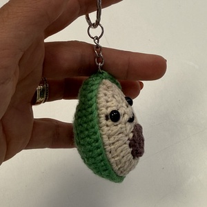 Breloc Avocado crosetat manual  - geantă și husă - accesorii genți - breloc - Artynos.ro