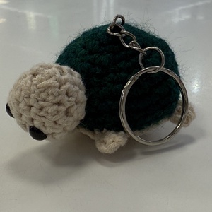 Breloc Brosca țestoasă crosetat manual - geantă și husă - accesorii genți - breloc - Artynos.ro