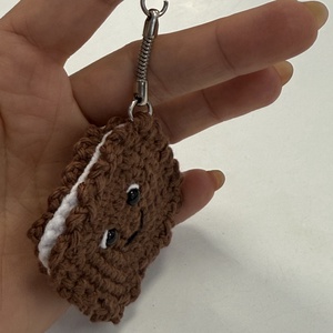 Breloc Biscuite croșetat manual - geantă și husă - accesorii genți - breloc - Artynos.ro