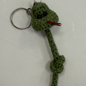 Breloc crosetat manual Sarpe - geantă și husă - accesorii genți - breloc - Artynos.ro