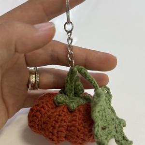 Breloc Dovleac crosetat manual  - geantă și husă - accesorii genți - breloc - Artynos.ro