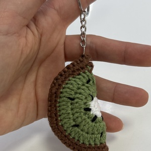 Breloc Kiwi crosetat manual  - geantă și husă - accesorii genți - breloc - Artynos.ro