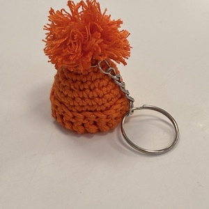 Breloc “Caciulita” crosetat manual , Geanta si husa, Accesorii genti, Breloc, Crosetat, Cusatura, Pentru o senzatie de caldura, personalizeaza cheile sau geanta cu un breloc dragut crosetat manual. , ARTYNOS