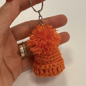Breloc Căciuliță croșetat manual  - geantă și husă - accesorii genți - breloc - Artynos.ro