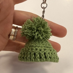Breloc “Caciulita” crosetat manual , Geanta si husa, Accesorii genti, Breloc, Crosetat, Cusatura, Pentru o senzatie de caldura, personalizeaza cheile sau geanta cu un breloc dragut crosetat manual. , ARTYNOS