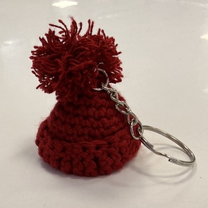 Breloc “Caciulita” crosetat manual , Geanta si husa, Accesorii genti, Breloc, Crosetat, Cusatura, Pentru o senzatie de caldura, personalizeaza cheile sau geanta cu un breloc dragut crosetat manual. , ARTYNOS