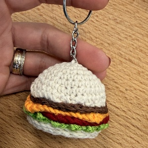 Breloc crosetat manual Burger - genți și portofele - accesorii genți - breloc - Artynos.ro