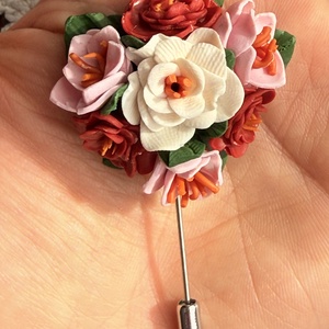 Brosa cu flori lucrata manual - Artynos.ro