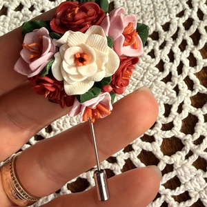Broșă cu flori lucrată manual - bijuterii - broșe - Artynos.ro