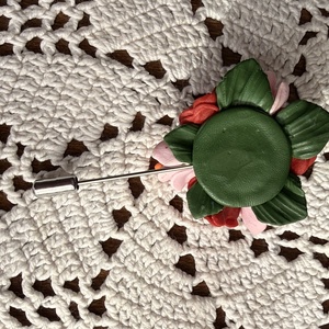 Broșă cu flori lucrată manual - bijuterii - broșe - Artynos.ro