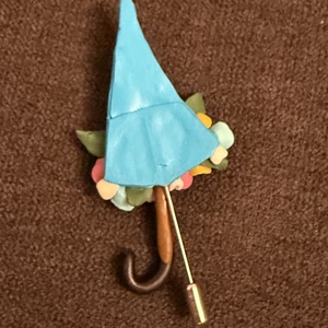 Broșă �Umbrelă cu flori lucrată manual - bijuterii - broșe - Artynos.ro