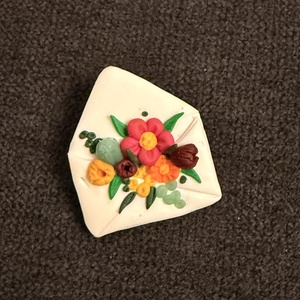 Brosa �plic cu flori lucrata manual - Artynos.ro