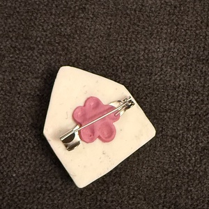 Broșă �plic cu flori lucrată manual - bijuterii - broșe - Artynos.ro