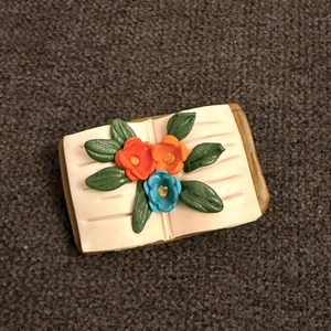 Brosa �carte cu flori lucrata manual - Artynos.ro