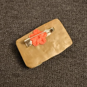 Broșă �carte cu flori lucrată manual - bijuterii - broșe - Artynos.ro