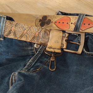 Curea Unicat din Piele Tăbăcită Vegetal - Model Lucky Devil Sculptat Manual - îmbrăcăminte și modă - curele și catarame artizanale - curele - Artynos.ro