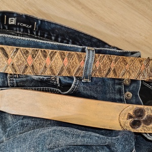 Curea Unicat din Piele Tăbăcită Vegetal - Model Lucky Devil Sculptat Manual - îmbrăcăminte și modă - curele și catarame artizanale - curele - Artynos.ro