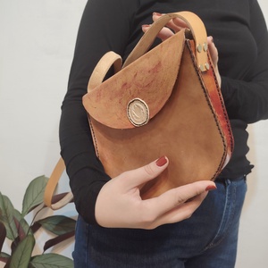 Geantă Crossbody din Piele Naturală 20x20cm � Model Unicat Saddle lucrat manual în Maramureș - genți și portofele - genți de mână și umăr - geantă crossbody - Artynos.ro