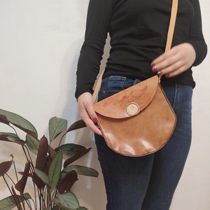 Geantă Crossbody din Piele Naturală 20x20cm � Model Unicat Saddle lucrat manual în Maramureș - genți și portofele - genți de mână și umăr - geantă crossbody - Artynos.ro
