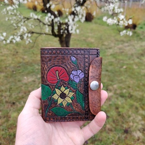 Portofel Unicat din Piele Naturala Sculptata Manual - Motiv Floral - Artizanat autentic, Genti si portofele, Portofele, huse, suporturi, Portofele, Portofele dama, Obiecte pictate, Pielarie, O piesa de colectie, creata sa treaca testul timpului.
Acest portofel nu este doar un accesoriu uti..., ARTYNOS