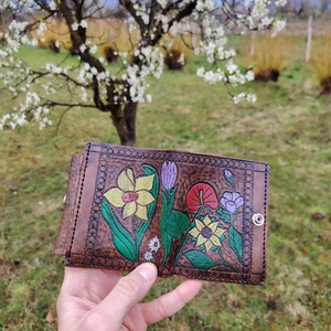 Portofel Unicat din Piele Naturală Sculptată Manual - Motiv Floral - Artizanat autentic - genți și portofele - portofele, huse, suporturi - portofele - portofele damă - Artynos.ro