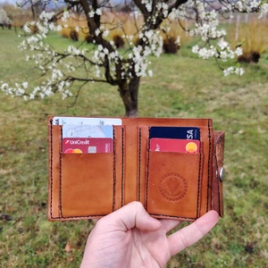 Portofel Unicat din Piele Naturală Sculptată Manual - Motiv Floral - Artizanat autentic - genți și portofele - portofele, huse, suporturi - portofele - portofele damă - Artynos.ro