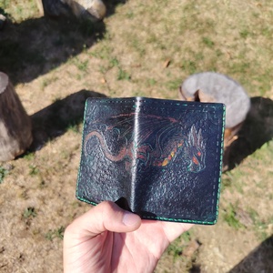 Portofel din piele naturală, gravat și pictat manual, model Dragon - genți și portofele - portofele, huse, suporturi - portofele - portofel bărbați - Artynos.ro