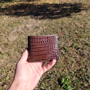 Portofel din piele naturala, lucrat manual, textura crocodil - Artynos.ro