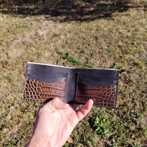 Portofel din piele naturală, lucrat manual, textură crocodil - genți și portofele - portofele, huse, suporturi - portofele - portofel bărbați - Artynos.ro