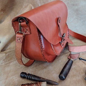 Geantă maro roșcat crossbody/de umar din piele naturală de vită lucrată manual handmade  - genți și portofele - genți de mână și umăr - geantă casual - Artynos.ro