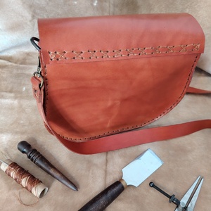 Geantă maro roșcat crossbody/de umar din piele naturală de vită lucrată manual handmade  - genți și portofele - genți de mână și umăr - geantă casual - Artynos.ro