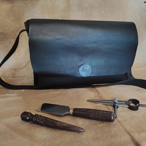 Geanta neagra crossbody/de umar din piele naturala de vita lucrata manual handmade  - Artynos.ro